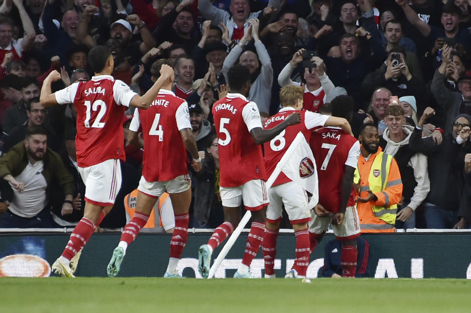 Bukayo Saka (derecha) celebra tras anotar el tercer gol en la victoria 3-2 ante Liverpool en la Liga Premier, el domingo 9 de octubre de 2022. (AP Foto/Rui Vieira)