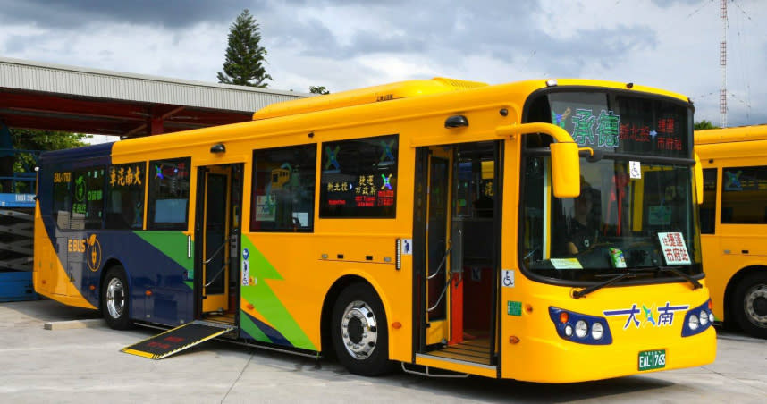 大南汽車向華德動能採購的48輛電動巴士，28日舉行通車典禮，是單一路線車輛數最多，且路線縱貫台北市南區到北區，也是巿內路線最長的幹道公車。（圖／台北市公共運輸處提供）