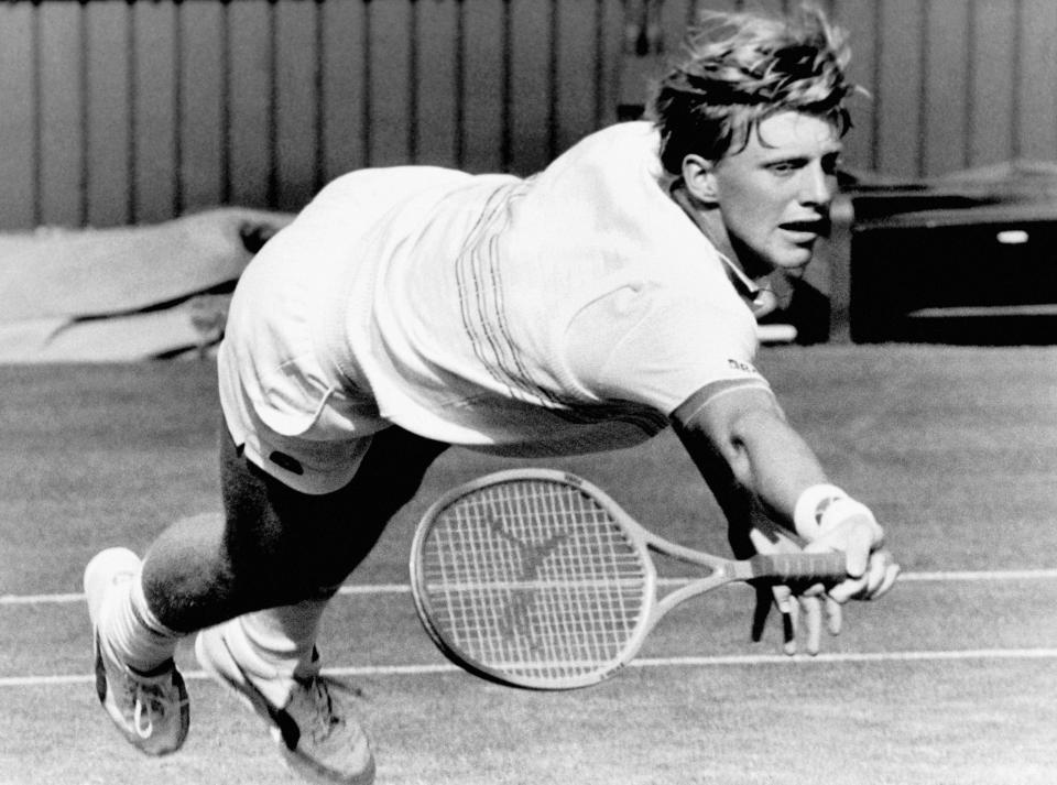 <p>Und feiert ein Jahr später erste große Erfolge. Im Juni 1985 gewinnt er das Vorbereitungsturnier auf Wimbledon im Londoner Queens Club. Sein Markenzeichen: der Becker-Hecht. </p>