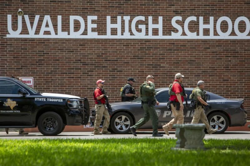 美國德州5月24日發生10年來最嚴重的校園大規模槍擊案。身穿防彈背心的18歲槍手拉莫斯在尤瓦爾迪羅柏小學進行大屠殺。（AP）