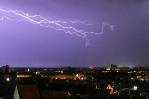 Ein Blitz erleuchtet in der Nacht auf Sonntag über Nürnberg (Bild: dpa)