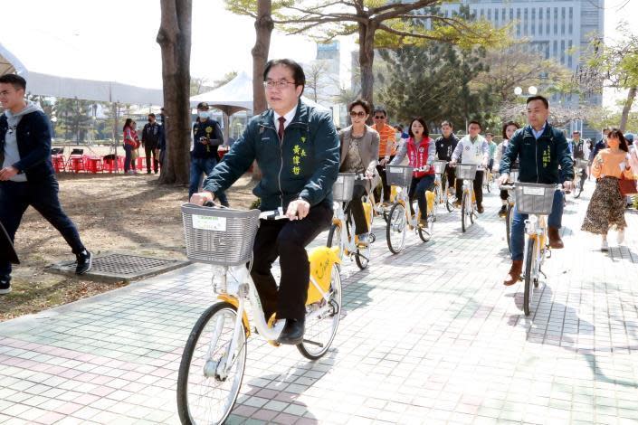 黃偉哲指出，接下來也會在許多公營的停車場裡面建置微笑單車。（台南市政府提供）