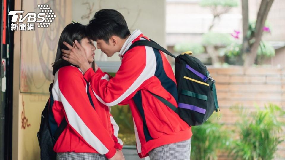林輝瑝（右）劇中送李星鏴回家，情不自禁吻了對方。（圖／TVBS）