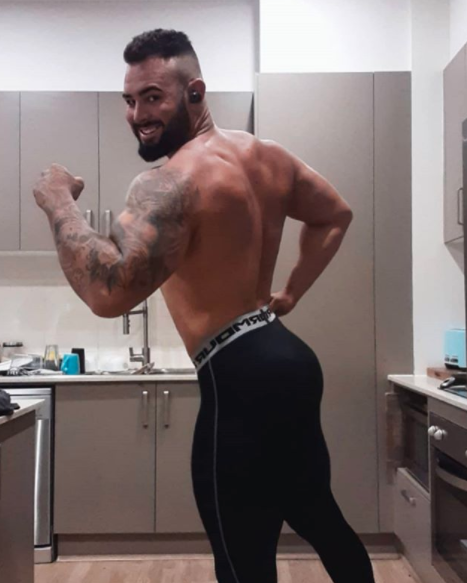 Sam Ball poses in bodybuilding pose in Instagram fitness selfie after mafs