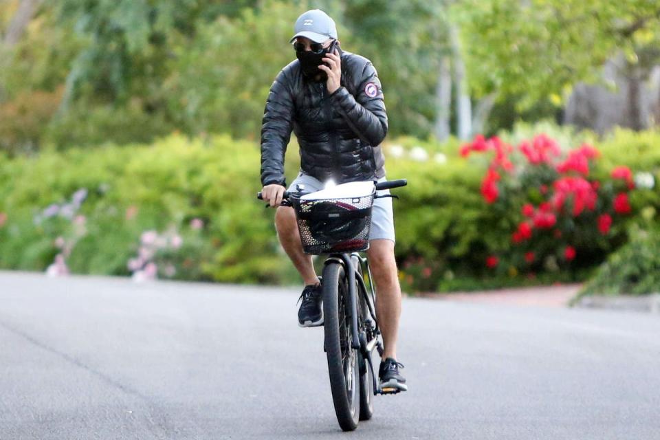 Michael Keaton hoy, a los 68 años, en tiempos de pandemia, bicicleteando en Los Ángeles