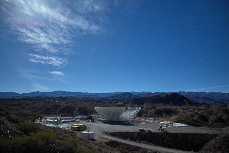 Estación Astronómica Cesco que depende de la Universidad de San Juan. Alli se hacen muchos trabajos con cooperación internacional y tiene un observatorio solar. Al lado de sus instalaciones se está instando el CAR, por China And Argentina Radiotelescope. Sin embargo desde la toma de poder del nuevo gobierno se paralizó la importación de instrumentos científicos. Marcelo Segura, ingeniero electrónico especializado en comunicaciones, dijo que sin los receptores la antena solo sirve para hacer un pollo al disco.