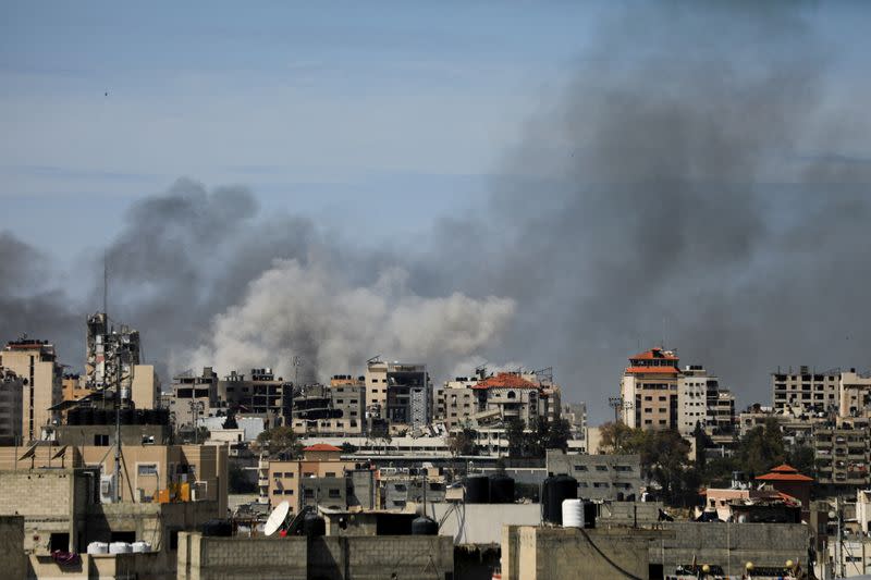 FOTO DE ARCHIVO. El humo se eleva durante una redada israelí en el hospital Al Shifa y el área circundante, en medio del conflicto en curso entre Israel y el grupo islamista palestino Hamás, en la ciudad de Gaza