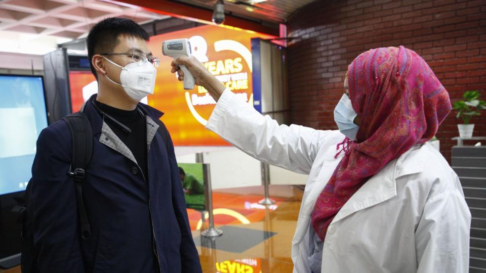 Ein Passagier aus Peking wird am Flughafen Dhaka in Bangladesch untersucht.