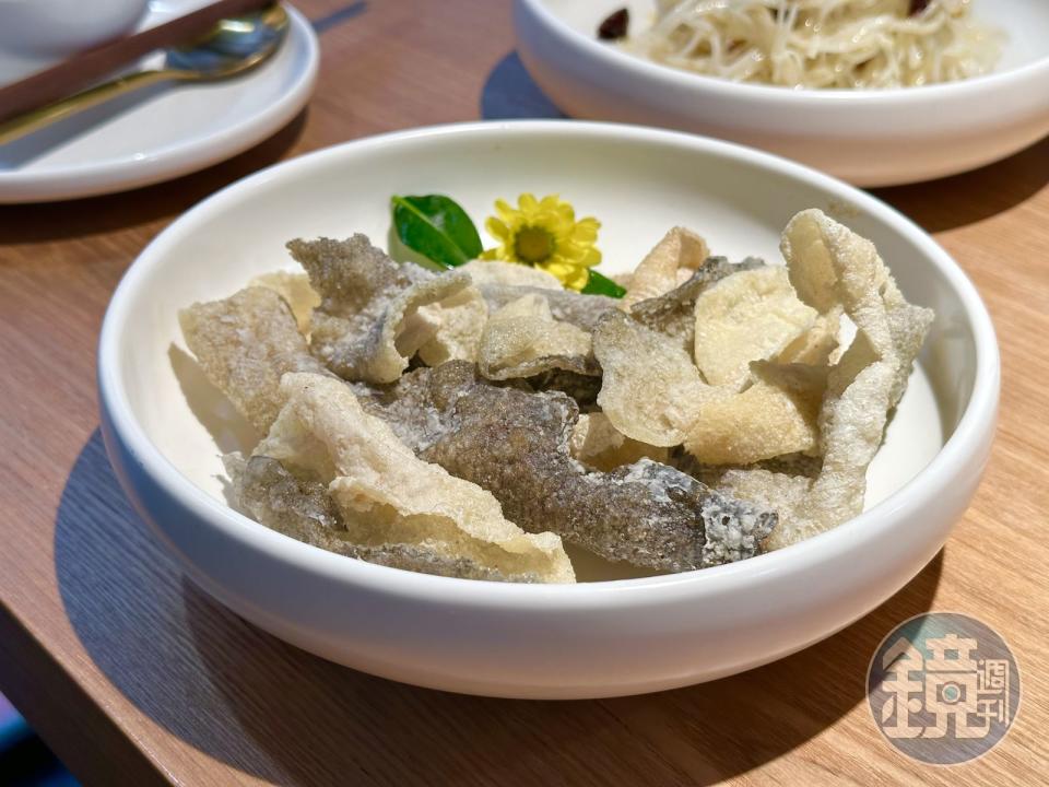 「嘎嘣脆魚皮」直接吃酥脆不油，有魚味但不腥，也可泡進酸菜魚湯裡，增添口感。（158元／份）