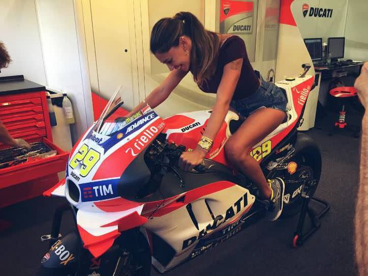 <br>Belen y Iannone son una de las parejas de moda en MotoGP, eso sí no hay fama sin polémica. (foto Twitter)