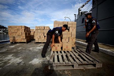 Navy personnel arrange boxes containing disaster relief items in Acapulco September 20, 2013. REUTERS/Jacobo Garcia