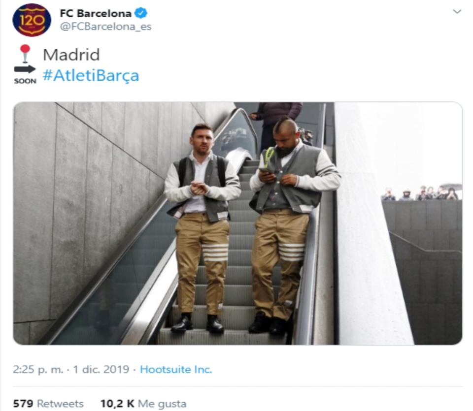 Con esta indumentaria viajaron los jugadores del Barcelona a Madrid para enfrentarse al Atleti este 1 de diciembre. Un traje del diseñador Thom Browne que llamó mucho la atención en las redes sociales. (Foto: Twitter / <a href="http://twitter.com/FCBarcelona_es/status/1201130118829219840" rel="nofollow noopener" target="_blank" data-ylk="slk:@FCBarcelona_es;elm:context_link;itc:0;sec:content-canvas" class="link ">@FCBarcelona_es</a>).