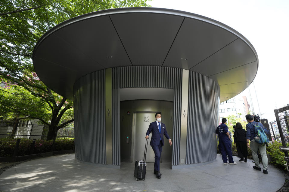 Un hombre sale de un baño público diseñado por el arquitecto Tadao Ando en Tokio, el miércoles 11 de mayo de 2022. Wim Wenders realiza una película sobre baños públicos de lujo en Japón que tendrá lo que el renombrado director alemán denomina “significado social” sobre la gente en las ciudades modernas. (Foto AP/Shuji Kajiyama)