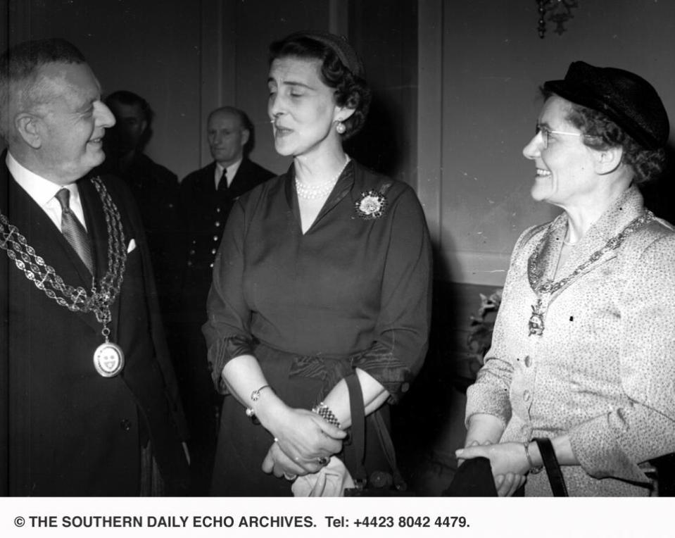 Daily Echo: Duchess of Kent at Southampton Civic Centre. 9th May 1954.      7765a - REF © THE SOUTHERN DAILY ECHO ARCHIVES.  Tel: +4423 8042 4479.