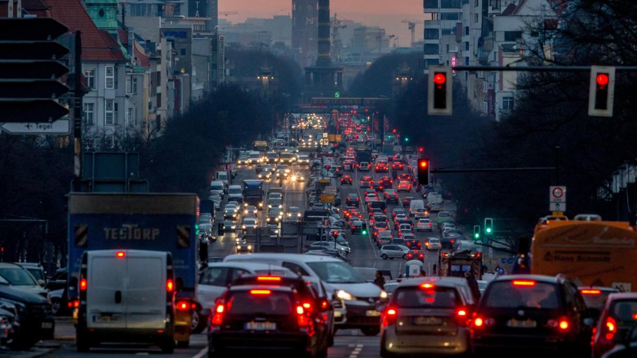 Morgendlicher Berufsverkehr in Berlin. Luftverschmutzung beeinflusst möglicherweise die Häufigkeit psychischer Erkrankungen. Foto: Michael Kappeler