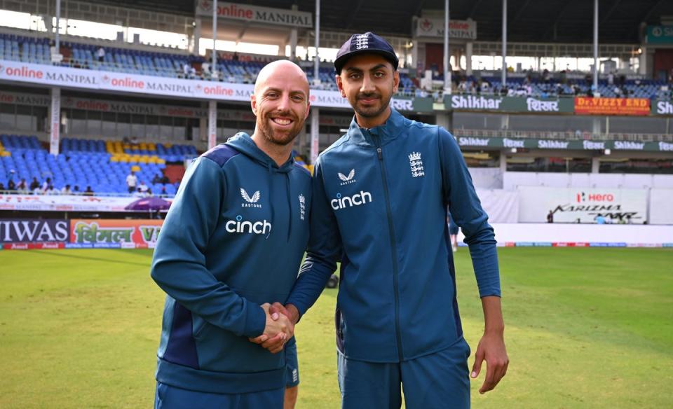 Debutant Shoaib Bashir receives his test cap from Jack Leach prior to day one of the 2nd Test (Getty)