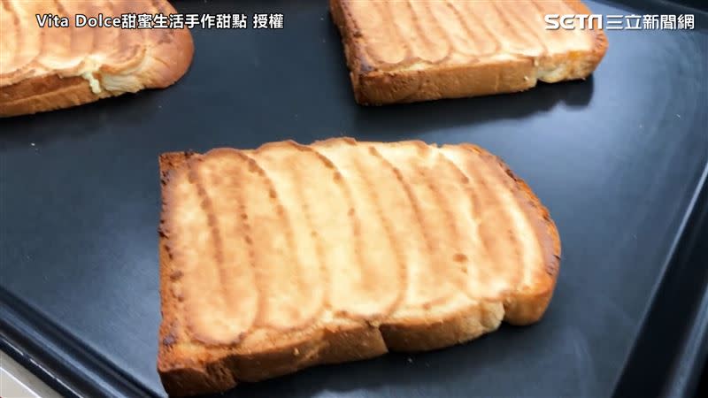 咬下烤得酥酥脆脆的奶酥厚片吐司，奶香味瞬間散開。（圖／Vita Dolce甜蜜生活手作甜點 授權）