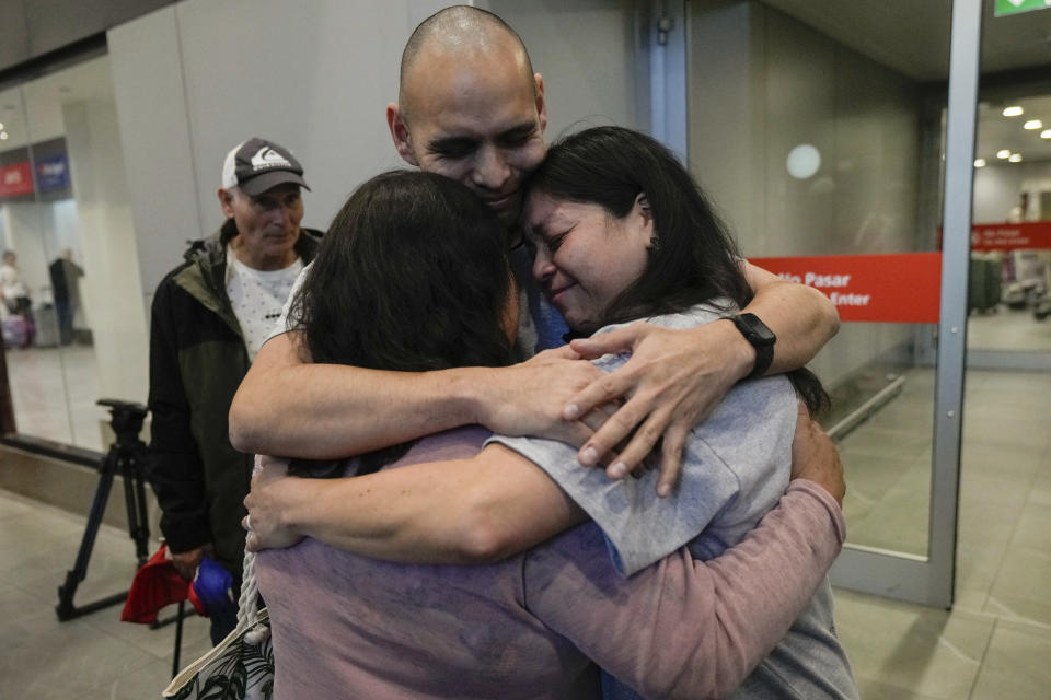 Sean Ours, centro, que vive en Alexandria, VA, y Emily Reid, derecha, que vive en Raleigh, Carolina del Norte, abrazan por primera vez a su madre biológica Sara Melgarejo a su llegada al aeropuerto de Santiago, Chile, el domingo 18 de febrero. de 2024. El viaje de los hermanos fue organizado por Connecting Roots, una organización que ayuda a reunir con sus familias biológicas chilenas a niños que fueron llevados en adopción durante la dictadura del general Augusto Pinochet. (Foto AP/Esteban Félix)