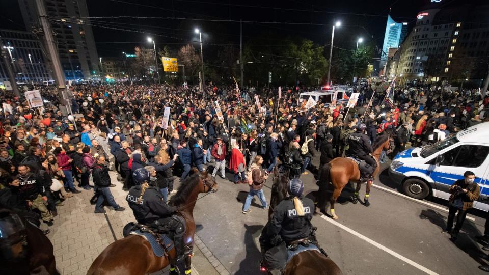 Laut dem IMK-Vorsitzenden und Thüringer Innenminister Georg Maier mischen sich viele Rechte unter die «Querdenker» (Symbol).