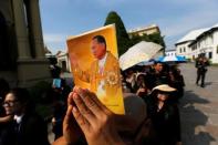 Mourners line up to enter to the Grand Palace to pay respect to Thailand's late King Bhumibol Adulyadej in Bangkok, Thailand October 14, 2016. REUTERS/Jorge Silva