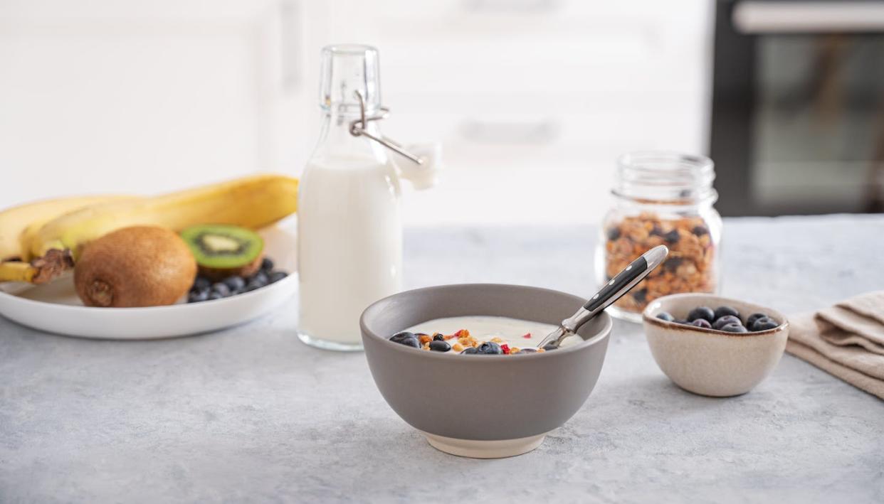 <a href="https://www.shutterstock.com/es/image-photo/concept-healthy-breakfast-vegetarian-yogurt-granola-2102668624" rel="nofollow noopener" target="_blank" data-ylk="slk:Shutterstock / Buntovskikh Olga;elm:context_link;itc:0;sec:content-canvas" class="link ">Shutterstock / Buntovskikh Olga</a>