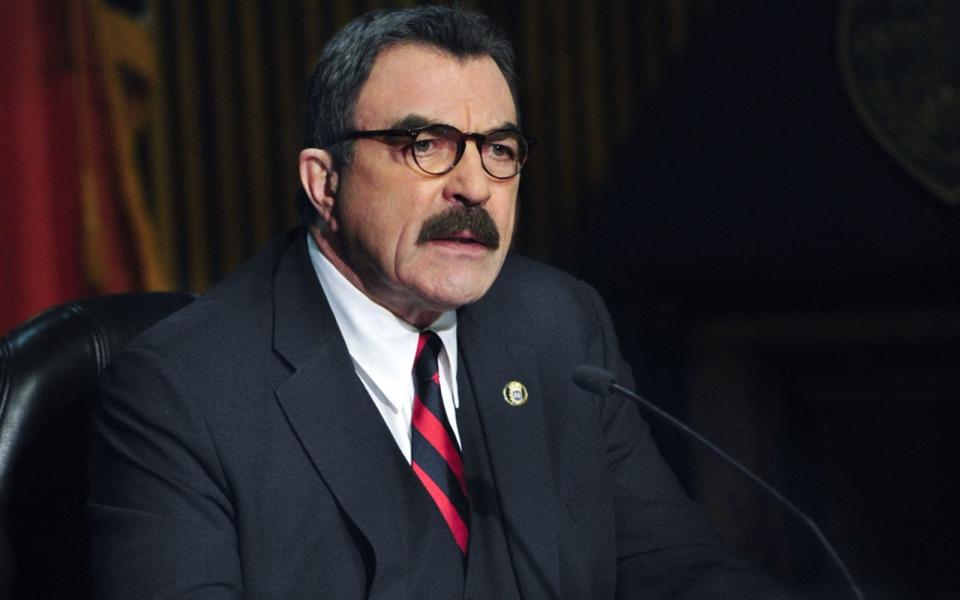 Inzwischen gehört er wieder zu den größten (US-)Serienstars - nicht nur wegen seiner imposanten 1,93-Meter-Statur. In der Krimireihe "Blue Bloods" spielt Selleck seit 2010 den New Yorker Polizeichef und Familienvater Frank Reagan (Bild). (Bild: kabel eins / CBS Broadcasting)