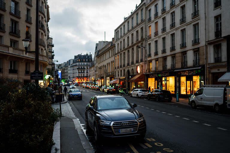 Los parisinos votaron el domingo para sacar las camionetas SUV de las calles de la capital francesa al hacer que estacionarlas sea mucho más caro. (Dimitar DILKOFF / AFP)