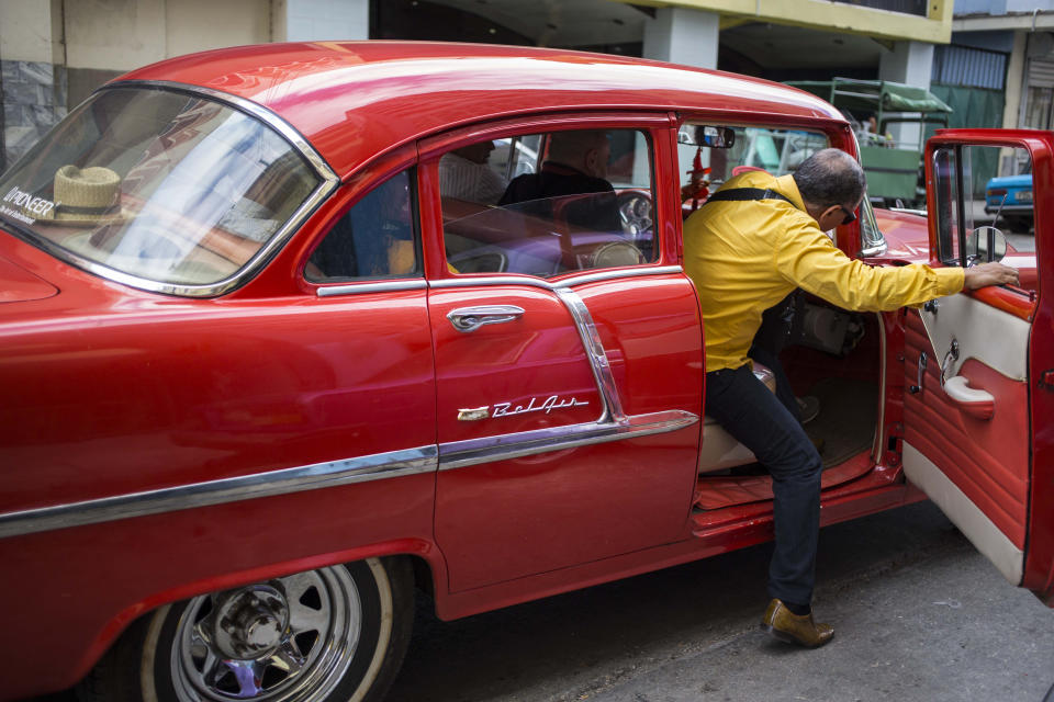 Un pasajero aborda un Chevrolet Bel Air de 1955 que todavía funciona como taxi turístico en La Habana, Cuba, el viernes 16 de noviembre de 2018. Cientos de autos clásicos se congregarán cerca del Malecón para rendirá tributo a este añejo y único grupo de vehículos, uno de los emblemas de Cuba. Miles de estos autos de 1930 a 1960 siguen trabajando en la actualidad en las calles de Cuba. (AP Foto/Desmond Boylan)