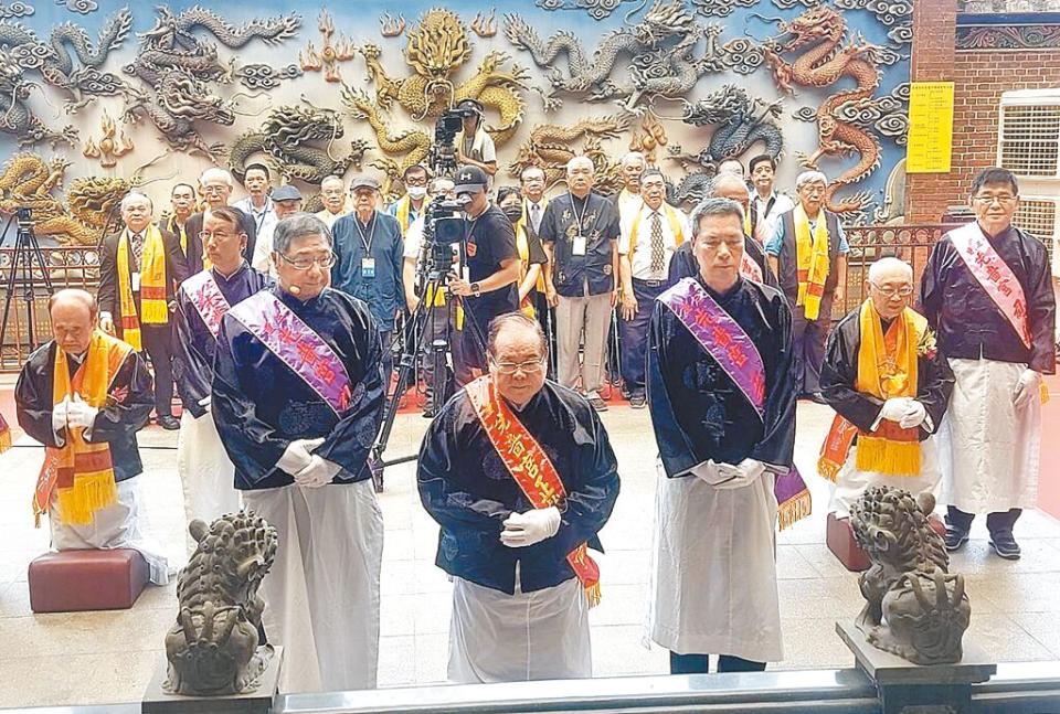 「2024兩岸共祭人文始祖伏羲典禮」21日在新北市三重先嗇宮舉行，先嗇宮董事長李乾龍（前排中）、台灣中華伏羲協會理事長張馥堂、與甘肅同鄉會理事長張天佑共祭。（張鎧乙攝）