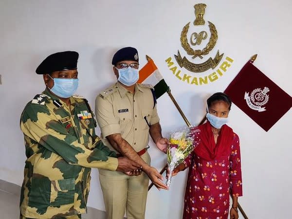 A woman Maoist surrendered before the Malkangiri Superintendent of Police (SP) and BSF (Photo/ANI)