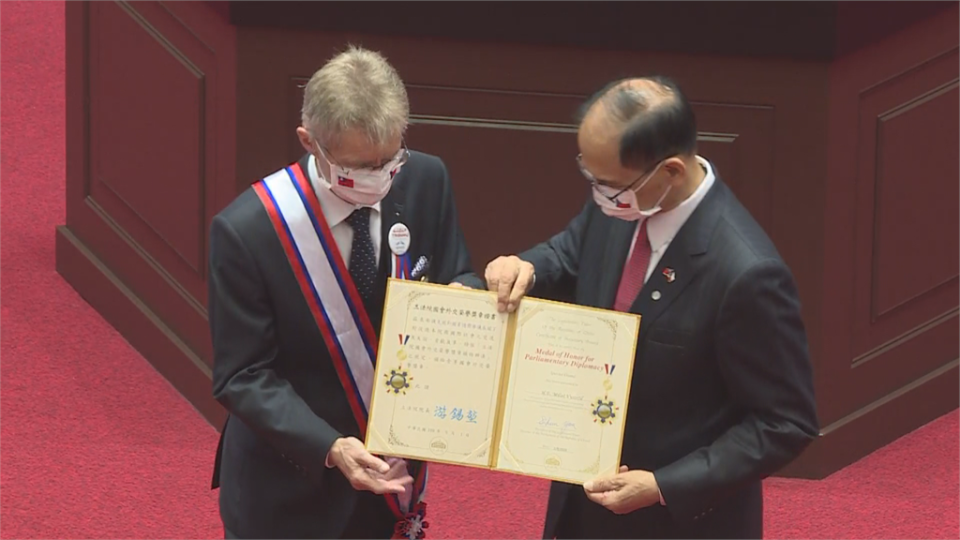 游錫堃致贈韋德齊外交榮譽一等勳章。（圖／民視新聞）