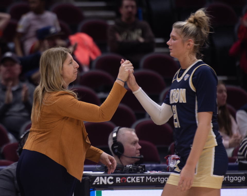 Akron head coach Melissa Jackson pulls the starters, including Molly Neitzel, in the final minutes of the game.
