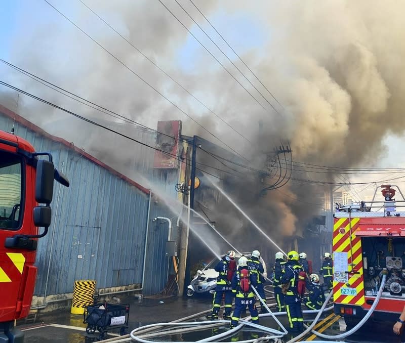 台中市西屯區逢甲商圈福星路一處兩層樓鐵皮建物8日下午發生火警，現場濃煙沖天，消防局接報立即出動人車到場救援。（中央社／民眾提供）