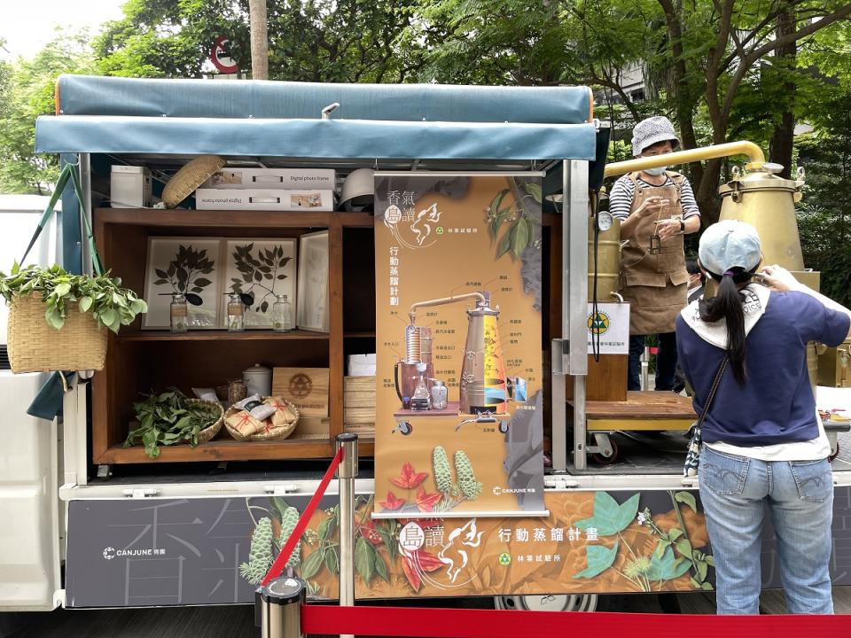 香氣島讀團隊以行動蒸餾車巡迴臺灣各地做行動蒸餾。（攝影／郭正偉）