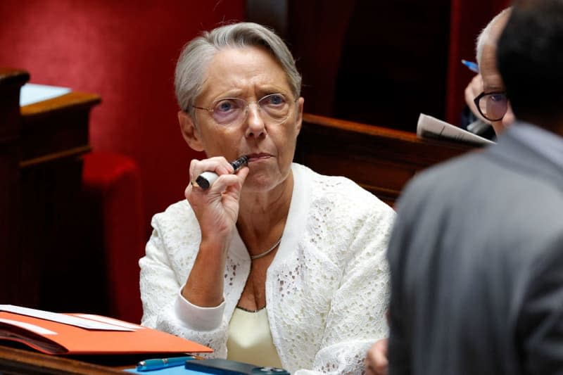 French Prime Minister Elisabeth Borne gestures with her electronic cigarette during a session of questions to the government at The National Assembly in Paris. Geoffroy Van Der Hasselt/AFP/dpa