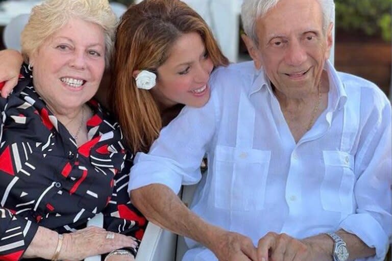 Shakira con sus papás, Nidia y William