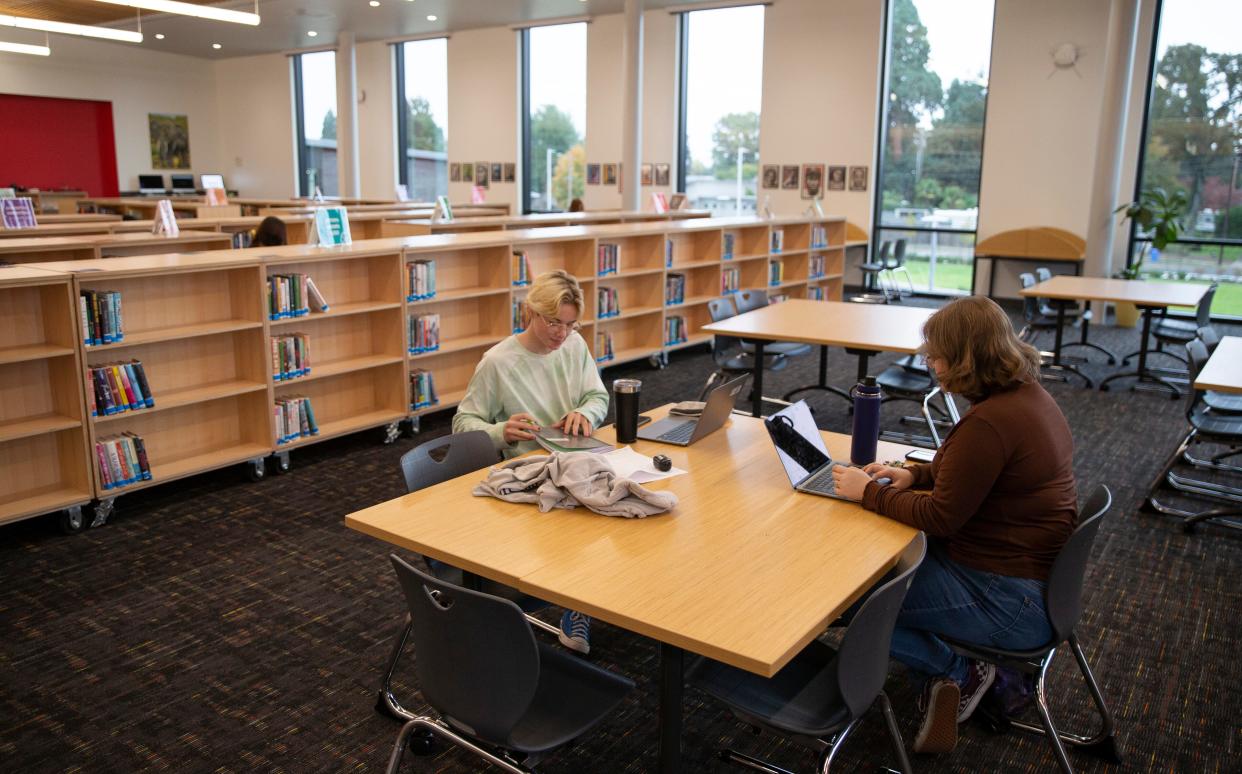 Students meet in the library at the ew North Eugene High School.