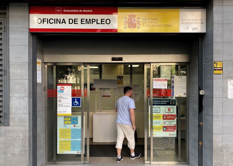 Un hombre entra a la oficina de empleo de Acacias, en Madrid (España)