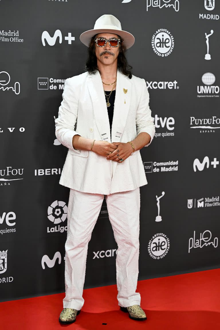 El actor Oscar Jaenada le puso un toque rocker a su outfit