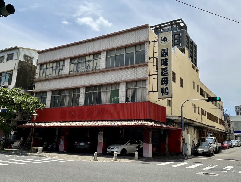 ▲台南安平商圈屋齡51年的3層樓透店，原是「霸味薑母鴨安平店」，今年2月以1.13億元成交，成為該商圈今年最貴的透天店王。（圖／台灣房屋提供）