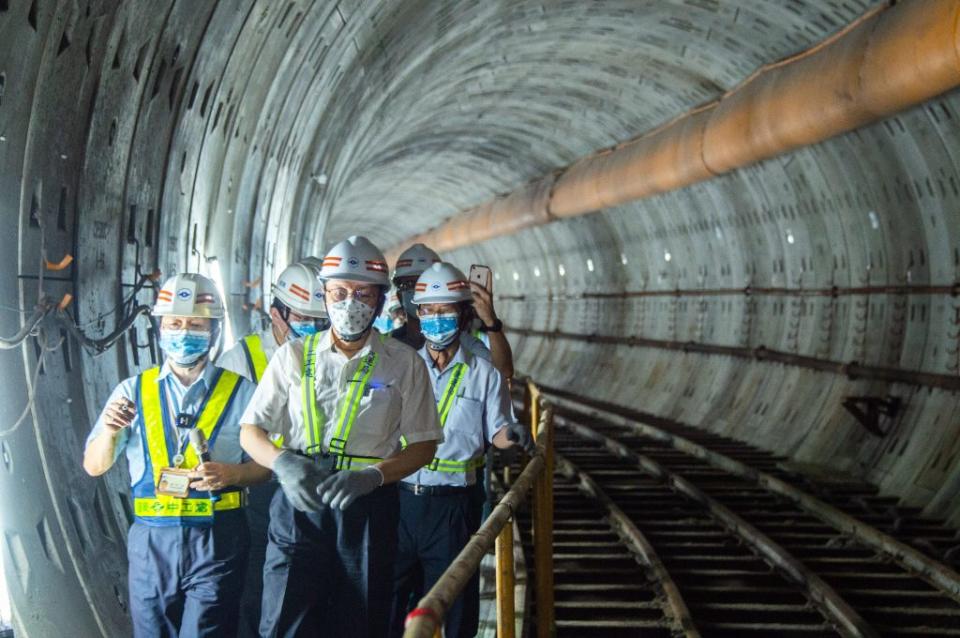 台北市長柯文哲20日從象山站，搭乘電聯車前往信義線營運儲車隧道的末端，步行到剛貫通的東延段隧道進行視察銜接狀況。（北市府提供）