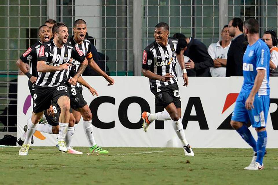 Sufre Lisandro López el festejo de Lucas Pratto; en 2016, Atlético Mineiro eliminó a Racing en los octavos de final y dos años después fue River quien rompió la ilusión de la Academia en la misma instancia