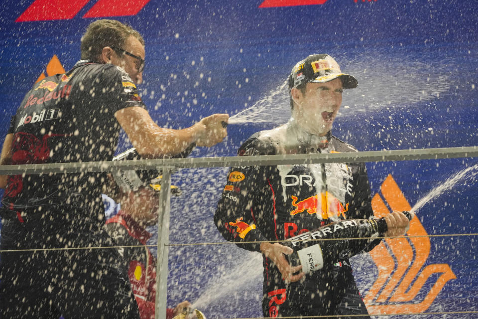 Checo Pérez celebrando(AP Photo/Vincent Thian)