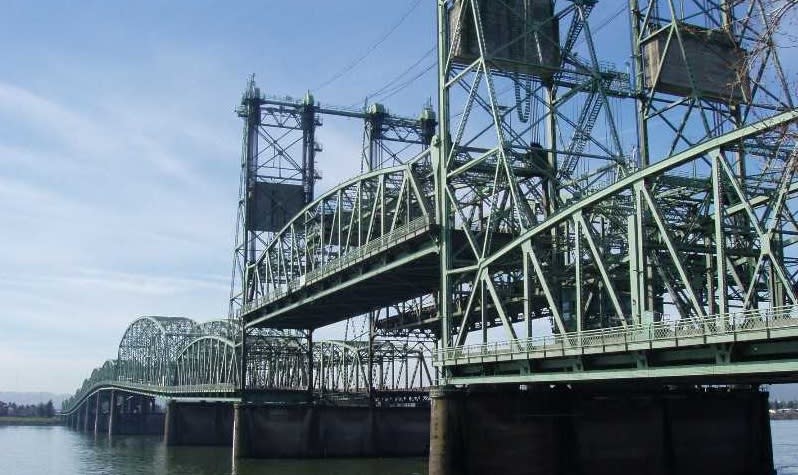 Interstate Bridge connects Oregon and Washington