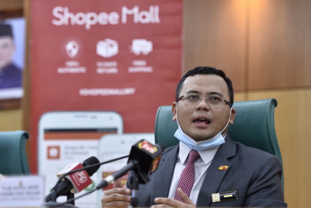 Selangor Mentri Besar Datuk Amirudin Shari announced several initiatives to help university students affected by the federal government’s abrupt announcement to postpone this semester’s student intake, including by offering help to get them home through buses. — Picture by Miera Zulyana