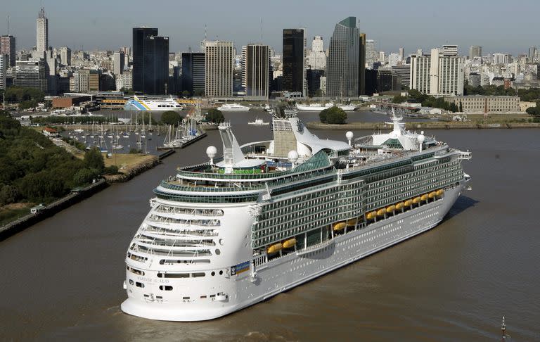 Vista del crucero de pasajeros "Mariner of the seas", uno de los más grandes en llegar al puerto de Buenos Aires. Foto de archivo.