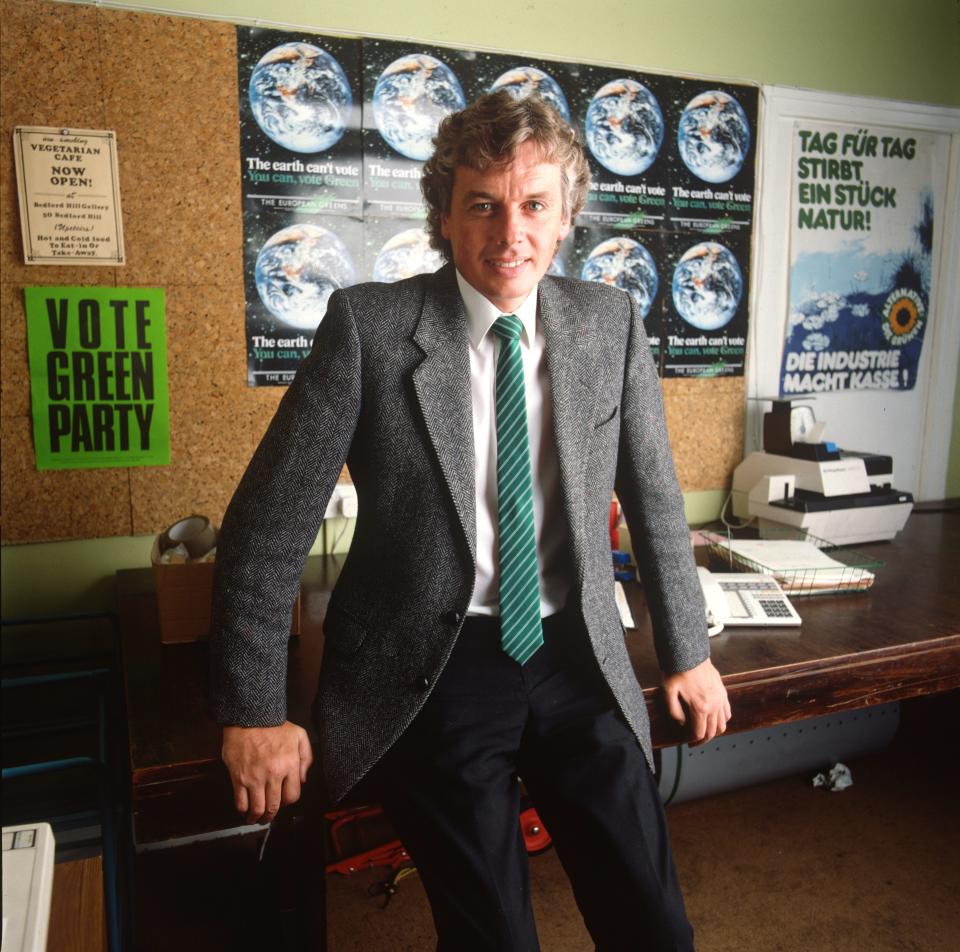 LONDON - 1st JANUARY: English writer and broadcaster David Icke, posed in his office in South London in 1987. (Photo by Mike Prior/Getty Images)