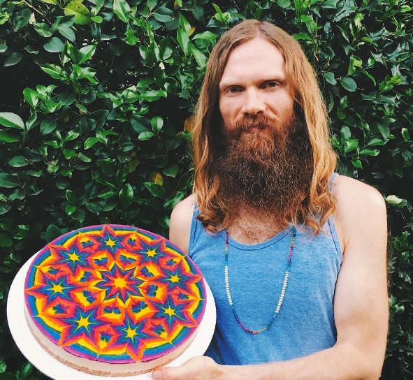 Pastel mandala. Obra del chef californiano Stephen McCarty, trabaja sus pedidos un poco al revés. En vez de preguntar al cliente cómo quiere una tarta, él los mira y se inspira para crearles un pastel personalizado, con ingredientes naturales y diseños increíbles. Foto: Instagram.com/stephenmccarty