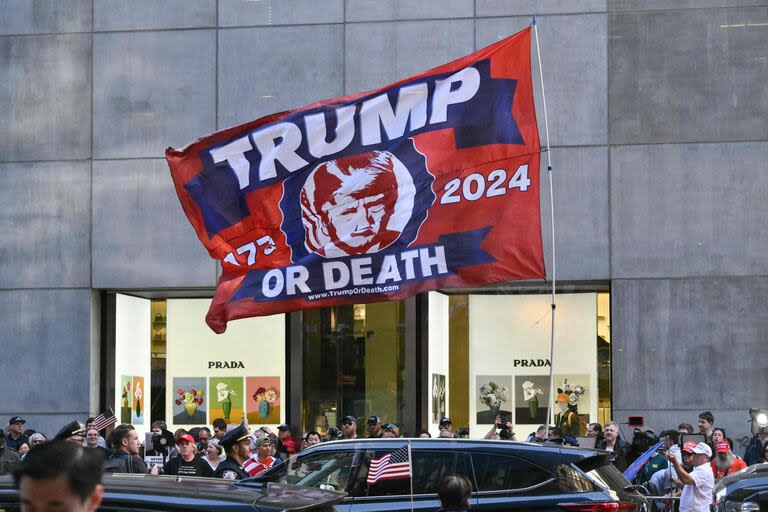 "Trump o muerte", una bandera afuera de la Trump Tower este viernes - Créditos: @ANGELA WEISS