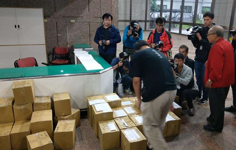 台北高等行政法院裁定913連署書併入906公投案後，以核養綠將二萬多份連署再道中選會。（胡宏銘∕核能流言終結者聊天室臉書粉絲頁）
